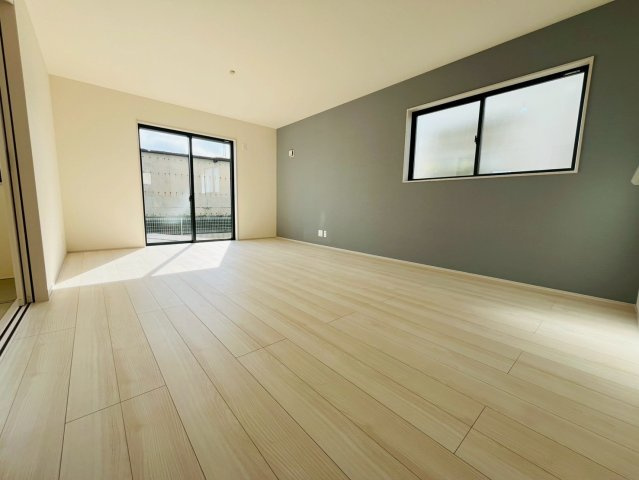 第1の居間・リビング|〇リビング〇
アクセントクロスがシックでお洒落なリビング。南面には掃出し窓があり、とても明るいお部屋です♪
2025年10月撮影