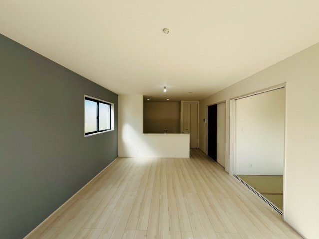 第1の居間・リビング|〇リビング〇
奥行きのあるリビング。対面キッチンなので、家族との会話を楽しみながら料理を作ることができます♪
2025年10月撮影