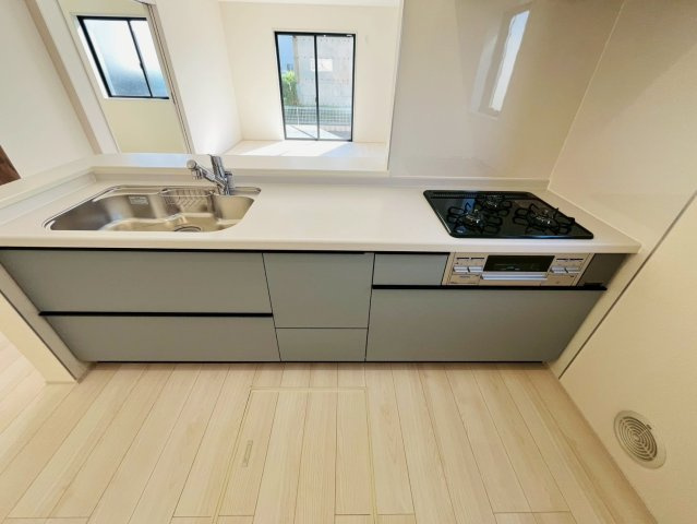 第1のキッチン|〇キッチン〇
対面仕様で、料理をしながら家族と会話ができるだけでなく、明るいリビングとつながる、ゆとりと快適性を兼ね備えたキッチンです。
2025年10月撮影