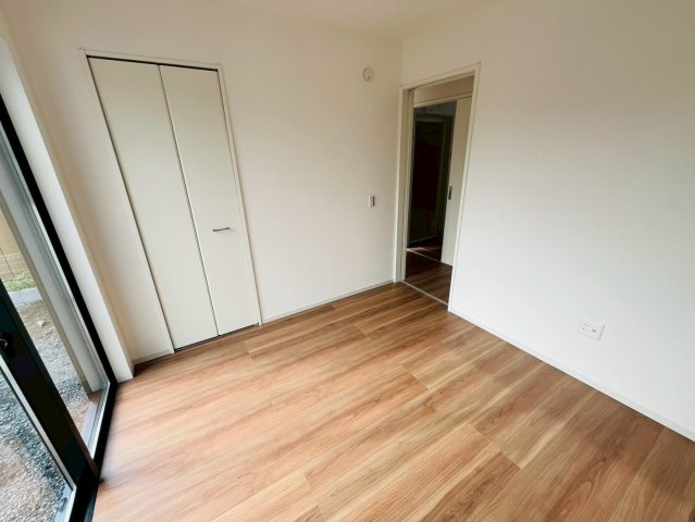 2期の洋室|〇洋室　4，5帖〇
リビングと続き間の洋室です。日差しが注ぎ、心地よい空間です。
※2025年10月撮影