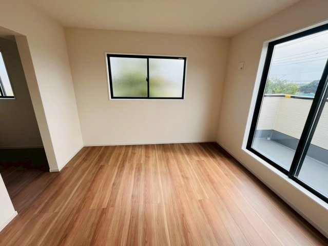 2期の洋室|〇洋室　11.7帖〇
バルコニーに面した主寝室にフリースペース・ウォークインクロゼット完備！パイプや枕棚で空間を立体的に使います。衣類の種類や使用頻度に合わせて、整頓できます。
※2025年10月撮影