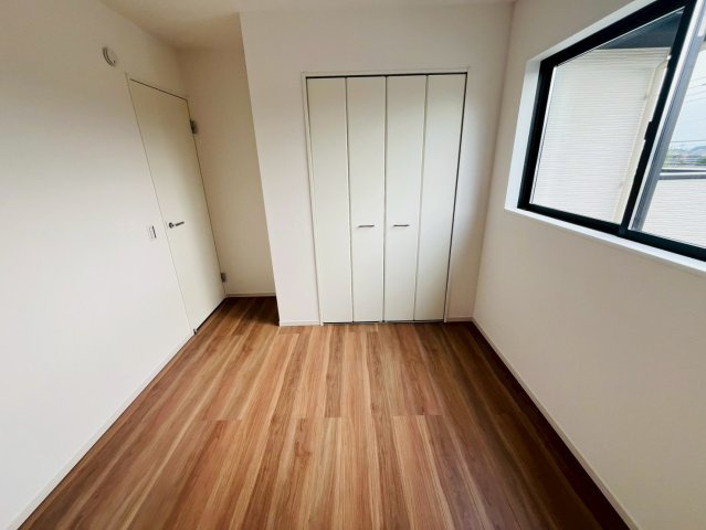 2期の洋室|〇洋室　4.5帖〇
各居室収納付き！窓から明るい日差しが差し込みます♪
※2025年10月撮影