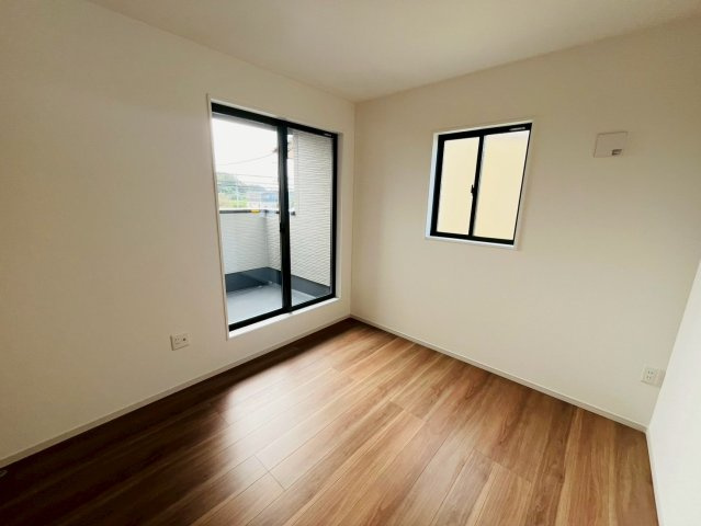 2期の洋室|〇洋室　5.2帖〇
バルコニー面するクローゼット付き洋室。バルコニーへ出入りすることが出来るのでお布団を干す際にとても便利です♪
※2025年10月撮影