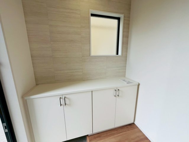 2期の玄関|〇玄関〇
広い玄関ホールに靴などの収納スペースが付いた間取り♪おうちの顔である玄関は大切なお客様をお迎えする大切な空間です。
※2025年10月撮影