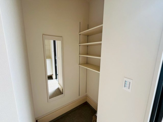 2期の収納|〇シューズインクローク〇
可動棚付きのシューズインクローク♪季節物の長いブーツもスッキリ収納できます。土間空間なので、ベビーカーやゴルフバックなども収納できます。
※2025年10月撮影