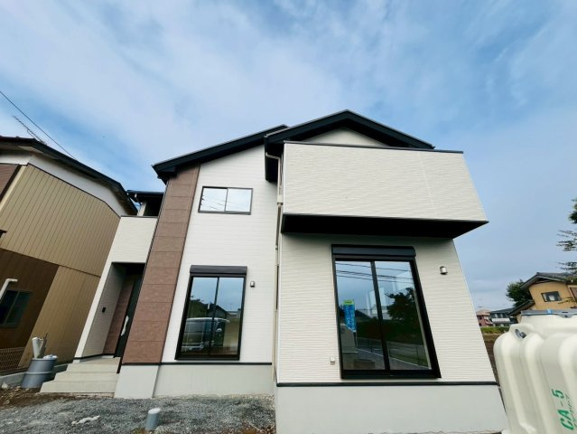 2期の外観|〇外観〇
玄関ポーチには屋根も付いていますので雨の日でも濡れずにお荷物を運べます☆
※2025年10月撮影