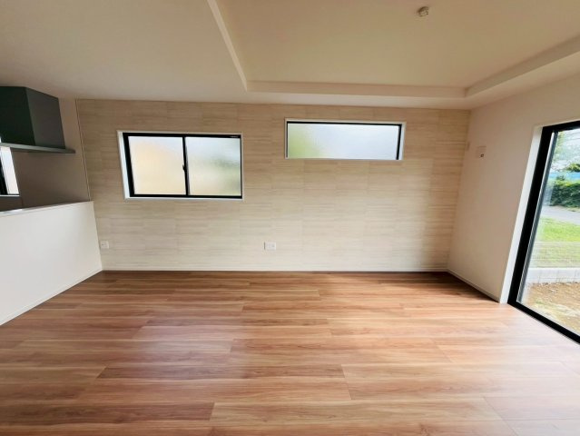 2期の居間・リビング|〇LDK　17帖〇
圧巻の17帖LDK♪キッチンから視線が通るリビングダイニングは自然とコミュニケーションが生まれ家族が集まる空間に。
※2025年10月撮影