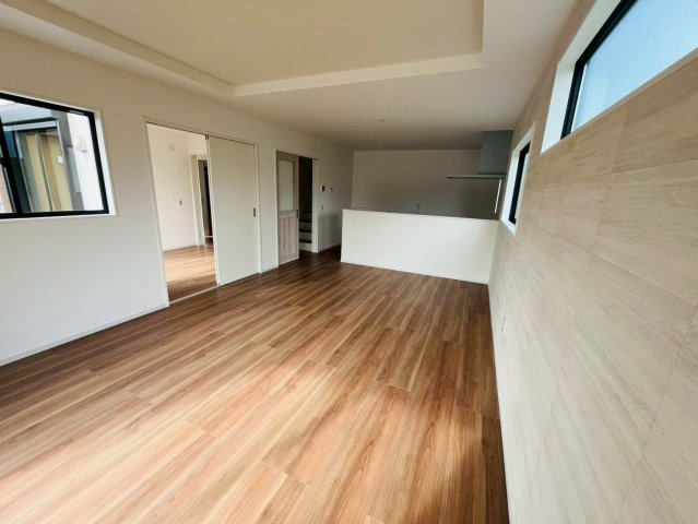 2期の居間・リビング|〇LDK　17帖〇
奥行きのあるリビング。対面キッチンなので、家族との会話を楽しみながら料理を作ることができます♪
※2025年10月撮影