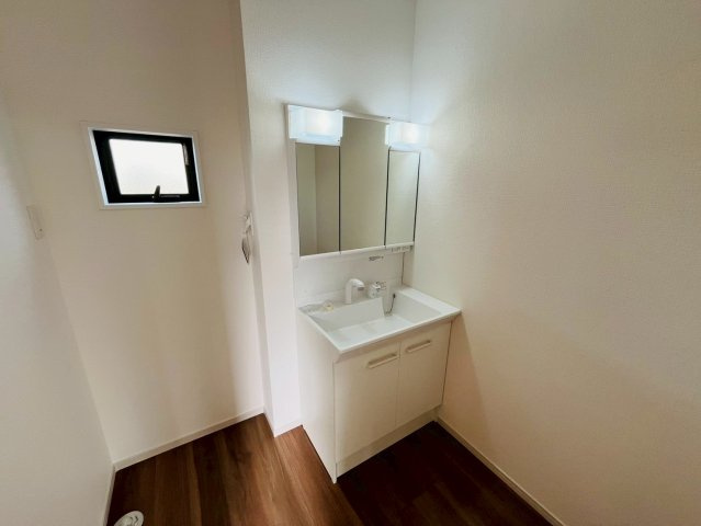 2期の独立洗面台|〇洗面所〇
三面鏡の大きな洗面台は、収納スペースも充実♪鏡の裏も収納スペースになっております。
※2025年10月撮影