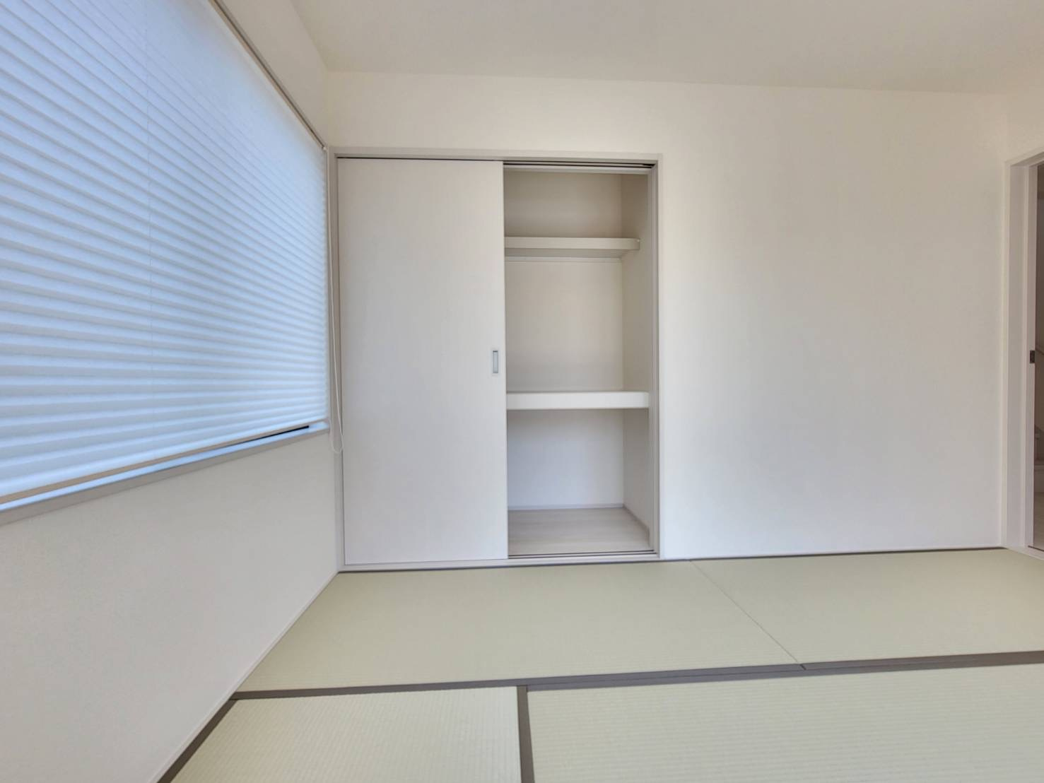 第5の和室|〇２号棟　和室　6帖〇
和室にも収納スペースがございます。来客用の座布団や季節家電をしまっておくことができます。
2025年8月撮影