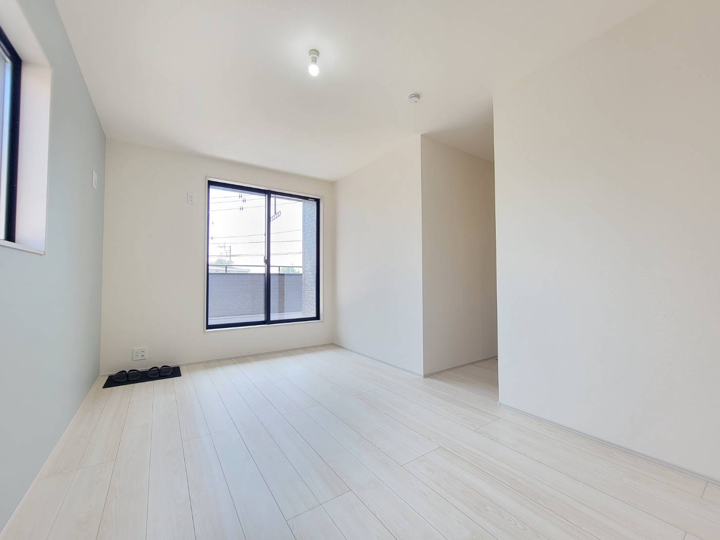 第5の洋室|〇２号棟　洋室　8.5帖〇
バルコニー面するウォークインクローゼット付き主寝室♪たっぷりの収納スペースで住空間もスッキリ広々（＾＾）
2025年8月撮影