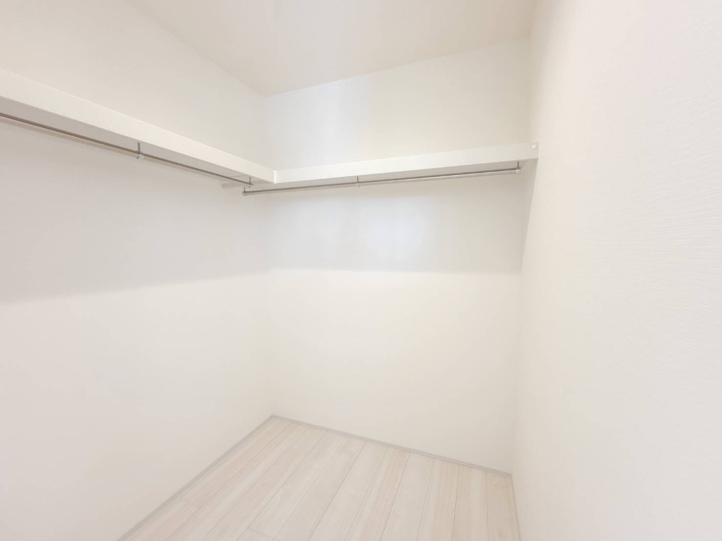 第5の収納|〇２号棟　ウォークインクローゼット〇
パイプや枕棚で空間を立体的に使います。衣類の種類や使用頻度に合わせて、整頓できます♪
2025年8月撮影