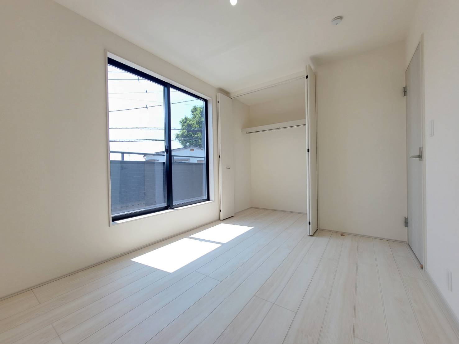 第5の洋室|〇２号棟　洋室　6帖〇
大きな窓で２階居室にもしっかりと陽ざしが届いて明るい室内♪バルコニーに面ししているのでお勉強の合間にバルコニーでリフレッシュできます♪
2025年8月撮影