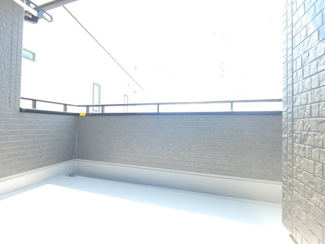 第5のバルコニー|〇２号棟　バルコニー〇
日当たり良好なバルコニー！お洗濯物を乾かす強い味方になります（＾＾）
2025年8月撮影