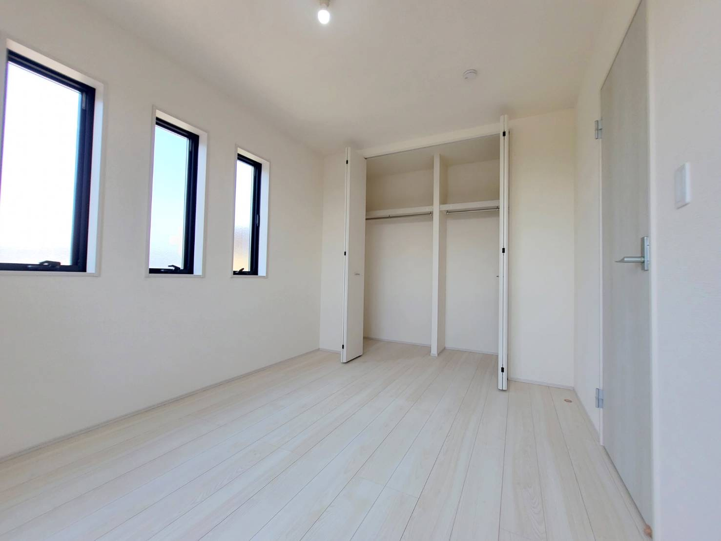 第5の洋室|〇２号棟　洋室　6帖〇
各居室に収納付きで住みやすさにこだわっています♪
2025年8月撮影