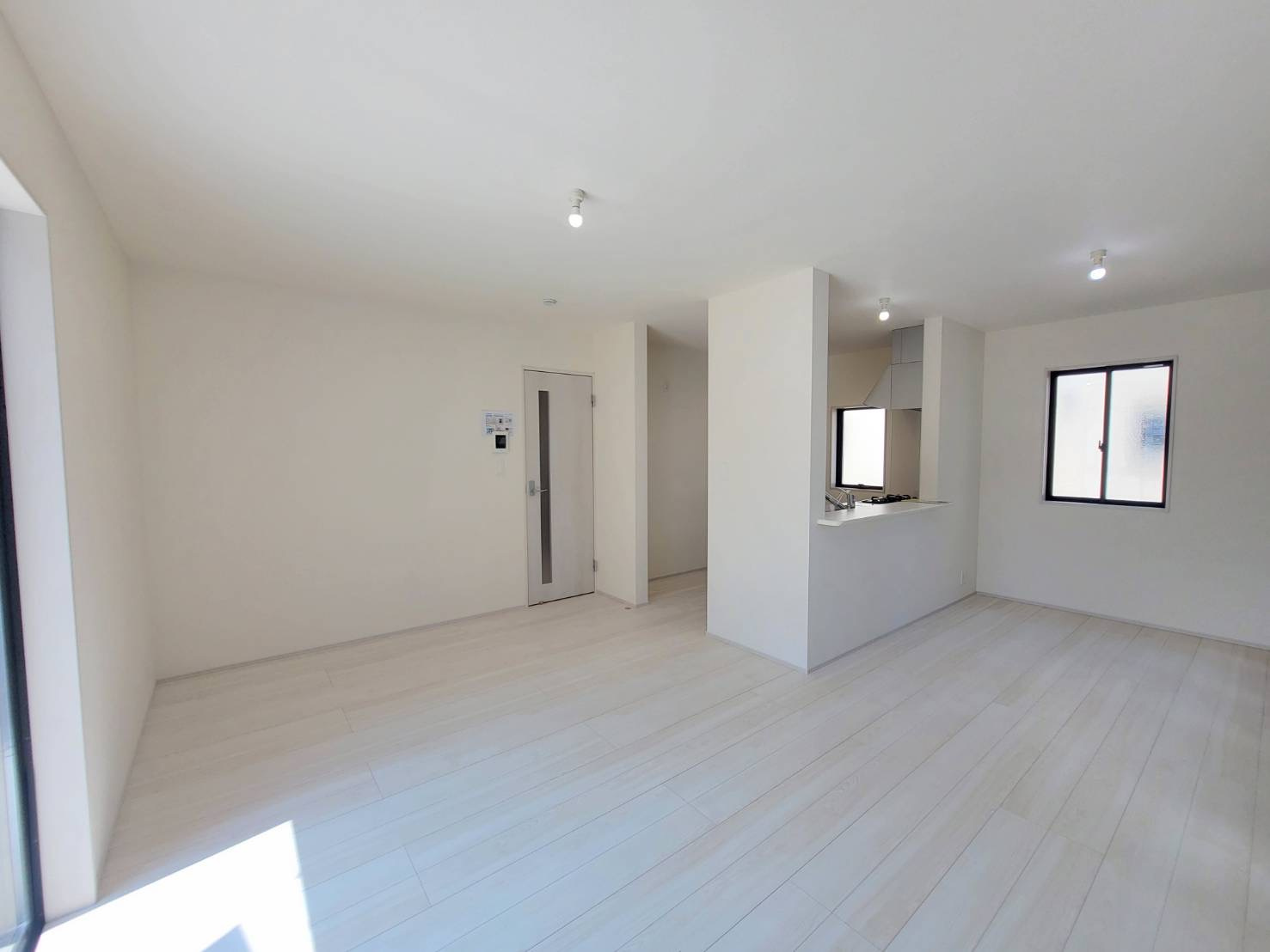 第5の居間・リビング|〇２号棟　リビング〇
爽やかなホワイトで統一されたリビングは光を反射し、明るい空間を作り出します。
2025年8月撮影