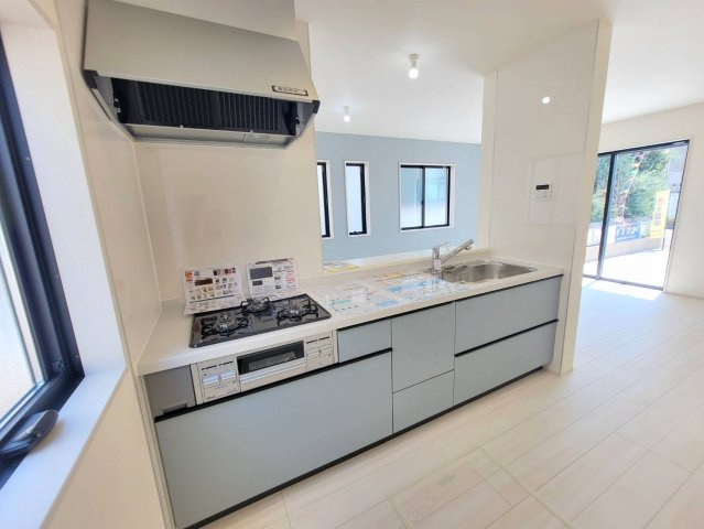 第5のキッチン|〇２号棟　キッチン〇
自然光で明るい対面キッチン♪広々しているので、ご夫婦で会話を楽しみながらお料理をすることができます。
2025年8月撮影