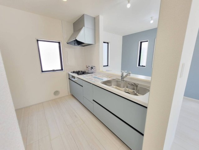 第5のキッチン|〇２号棟　キッチン〇
対面仕様で、料理をしながら家族と会話ができるだけでなく、明るいリビングとつながる、ゆとりと快適性を兼ね備えたキッチンです。
2025年8月撮影