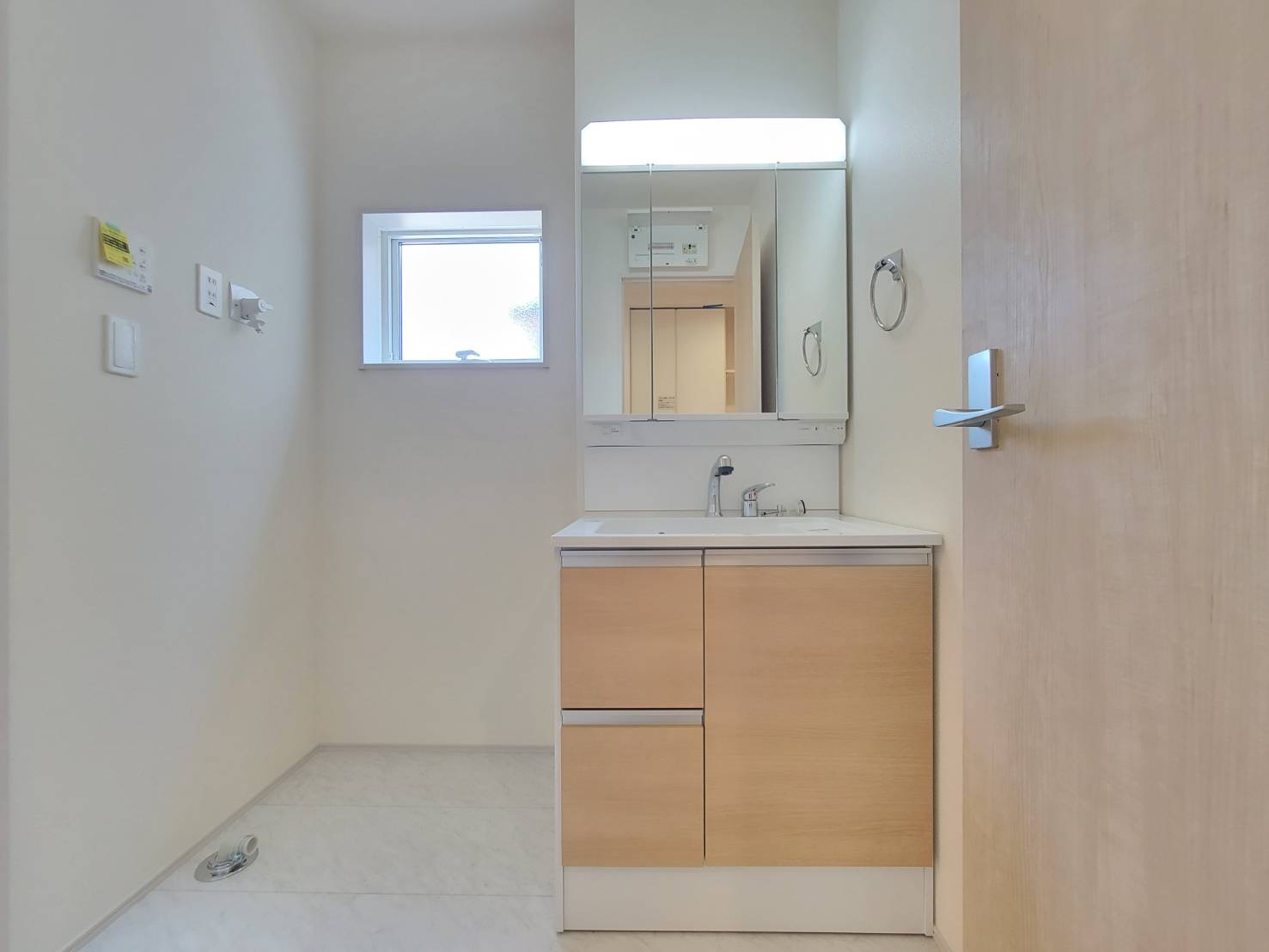 第5の独立洗面台|〇１号棟　洗面化粧台〇
三面鏡の大きな洗面台は、収納スペースも充実♪鏡の裏も収納スペースになっております。
2025年8月撮影