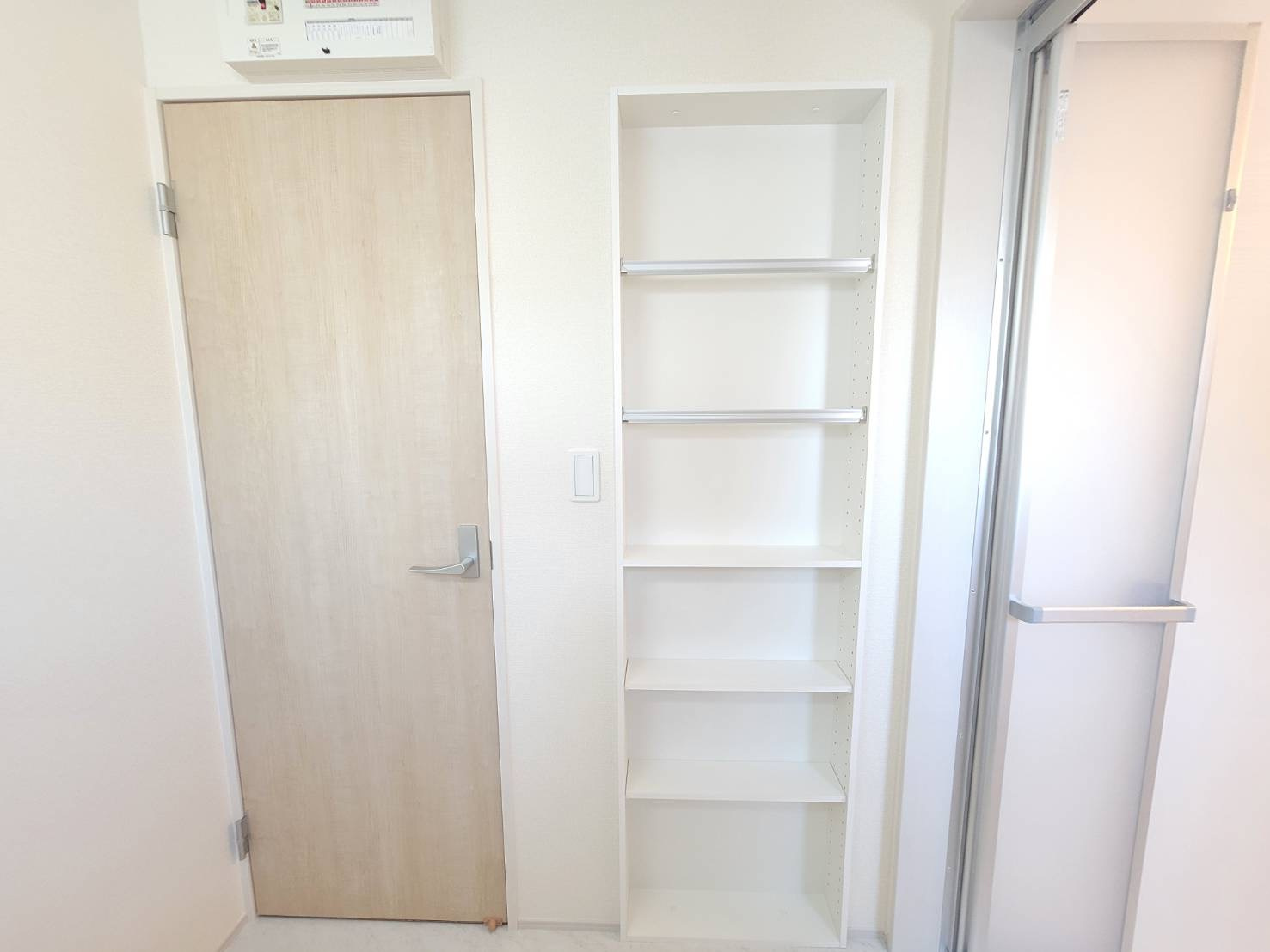 第5の収納|〇１号棟　洗面化粧台〇
洗面所に設置された化粧棚。タオルや着替えを置いておくことができます♪
2025年8月撮影