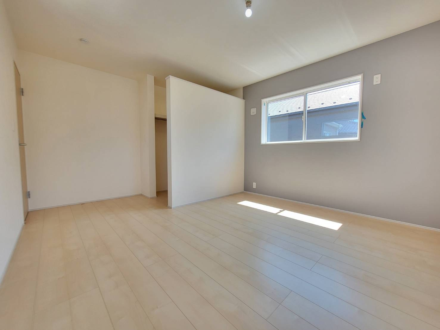 第5の洋室|〇１号棟　洋室　8.5帖〇
アクセントクロスがお洒落な主寝室。大容量のクローゼット付きで大切なお洋服もしっかり収納できます♪
2025年8月撮影