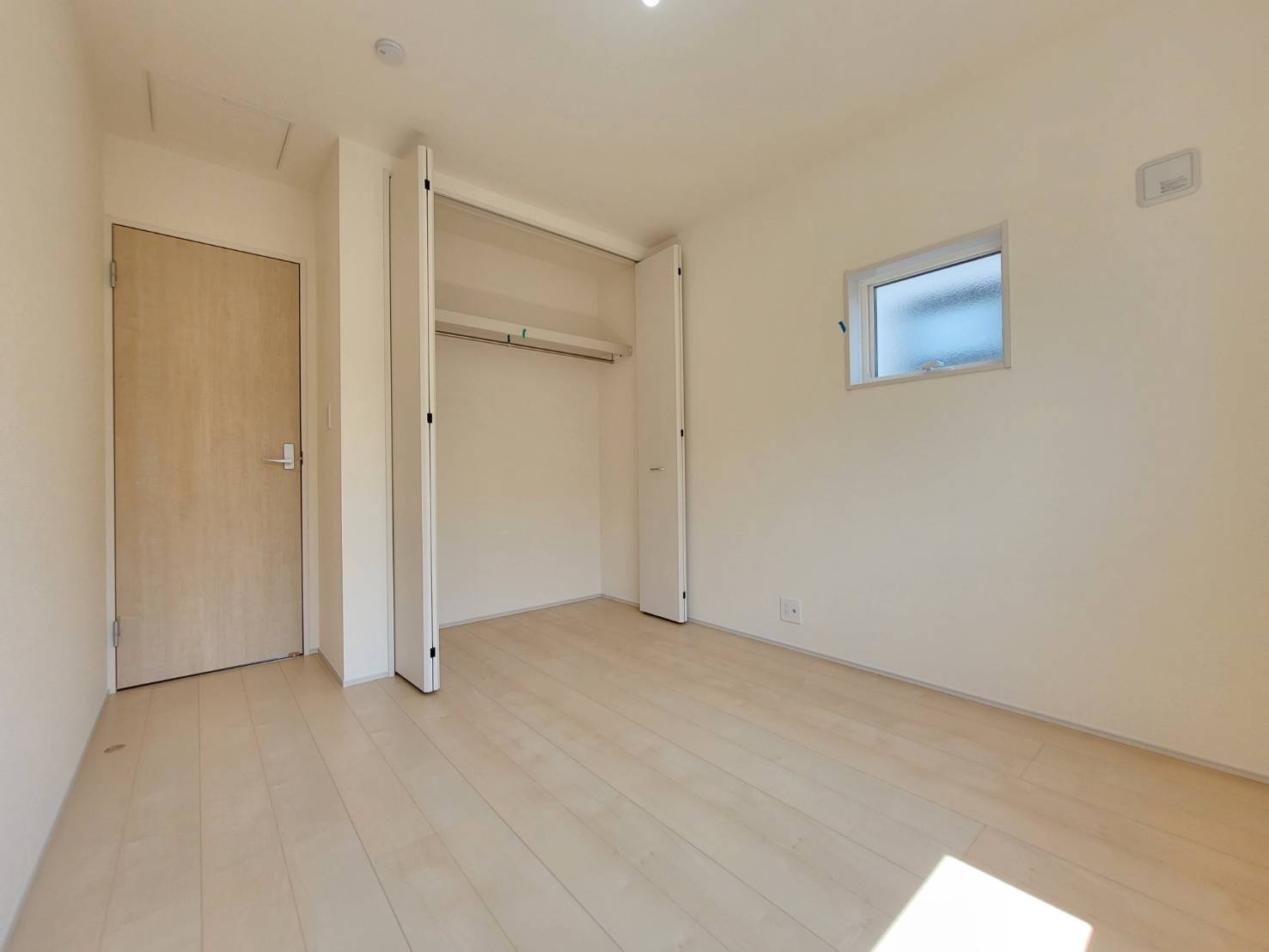 第5の洋室|〇１号棟　洋室　5.34帖〇
日差しが注ぎ、心地よい空間です。各居室に収納付きで住みやすさにこだわっています！
2025年8月撮影