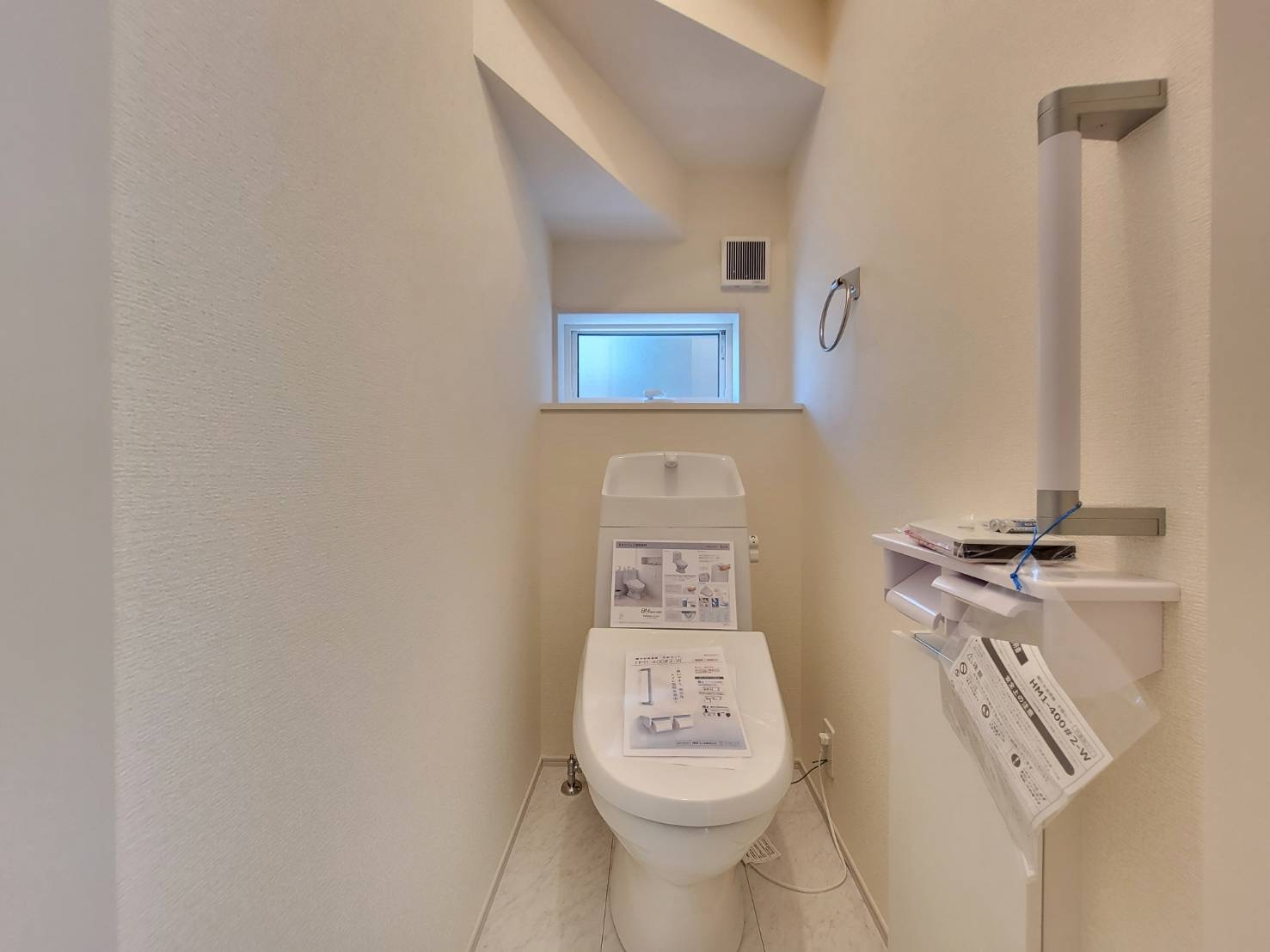 第5のトイレ|〇１号棟　トイレ〇
デットスペースをうまく活用した1階トイレ。うれしい手すり＆タオル掛け付き♪
2025年8月撮影