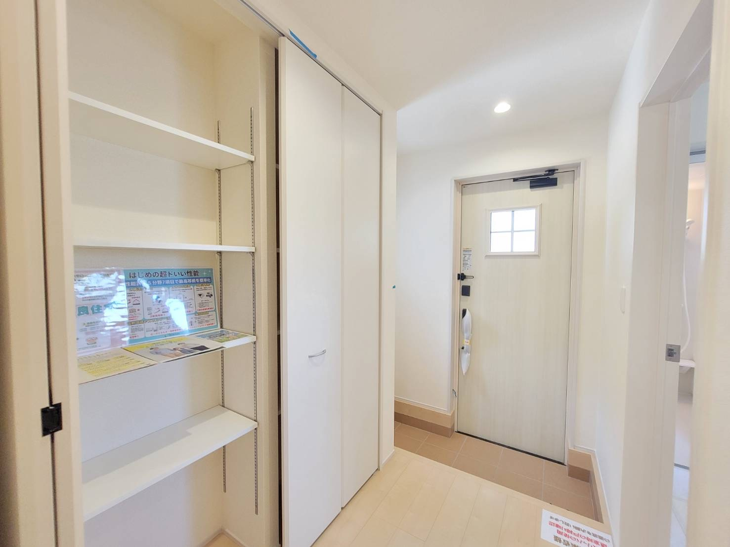 第5の玄関|〇１号棟　玄関〇
広い玄関ホールに靴などの収納スペースが付いた間取り♪おうちの顔である玄関は大切なお客様をお迎えする大切な空間です。
2025年8月撮影