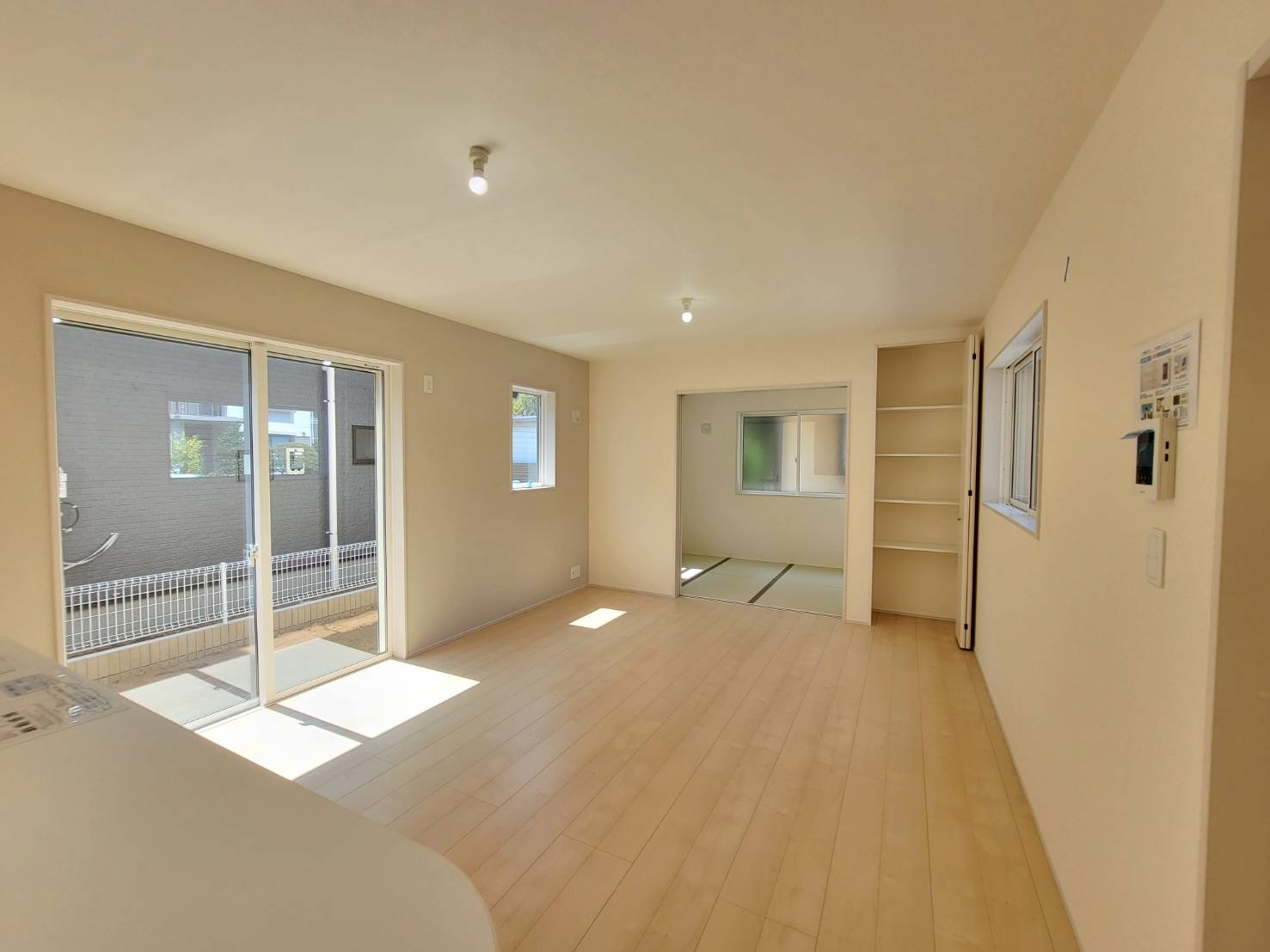 第5の居間・リビング|〇１号棟　リビング〇
奥行きのあるリビング。続き間の和室と合わせると更に開放的な空間が広がります♪
2025年8月撮影