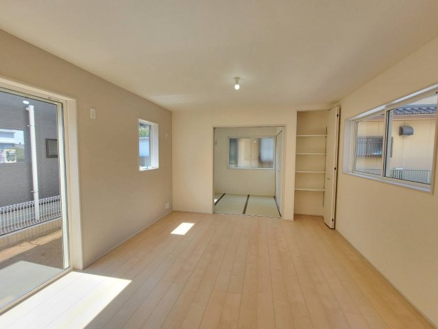 第5の居間・リビング|〇１号棟　リビング〇
リビングにも収納スペースがございます。日用品など収納してリビングをスッキリさせることができます♪
2025年8月撮影