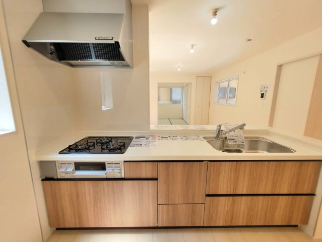 第5のキッチン|〇１号棟　キッチン〇
開放感のある対面式キッチン！三口コンロでお料理の準備も捗ります（＾＾）
2025年8月撮影