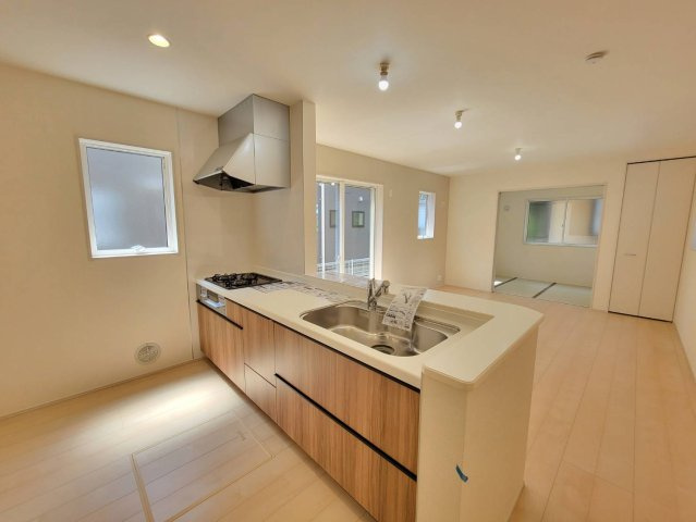 第5のキッチン|〇１号棟　キッチン〇
お料理をしながら、後片付けをしながら会話がはずむ対面キッチン。リビングが見渡せるので小さいお子様がいても安心です♪
2025年8月撮影