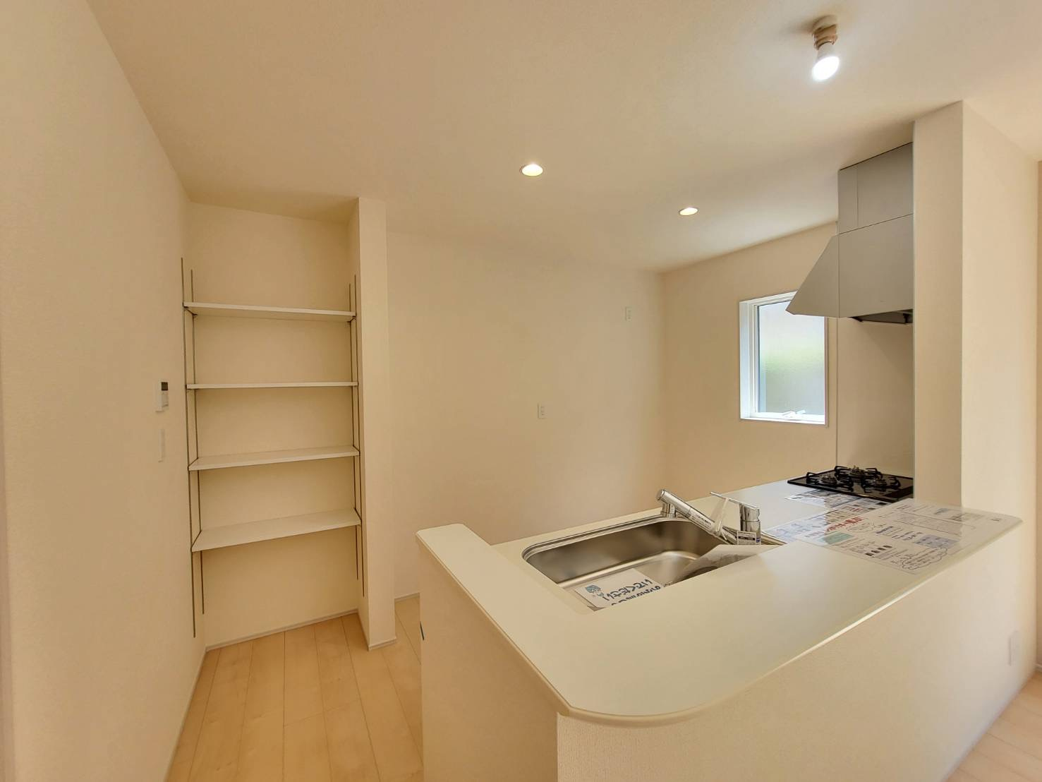 第5のキッチン|〇１号棟　キッチン〇
キッチンスペースには可動棚がございます。お気に入りの食器や保存食などを収納することができます（＾＾）
2025年8月撮影