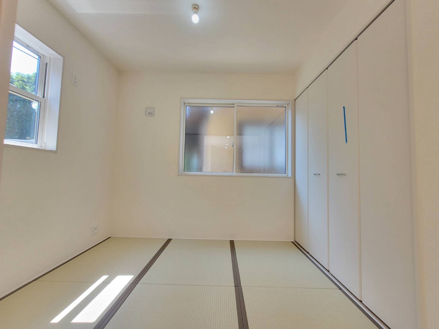 第5の和室|〇１号棟　和室　3.75帖〇
リビング横にある和室。ゆったりくつろぎたいときに嬉しいスペースです♪お子様のプレイルームとしても活用いただけます（＾＾）
2025年8月撮影