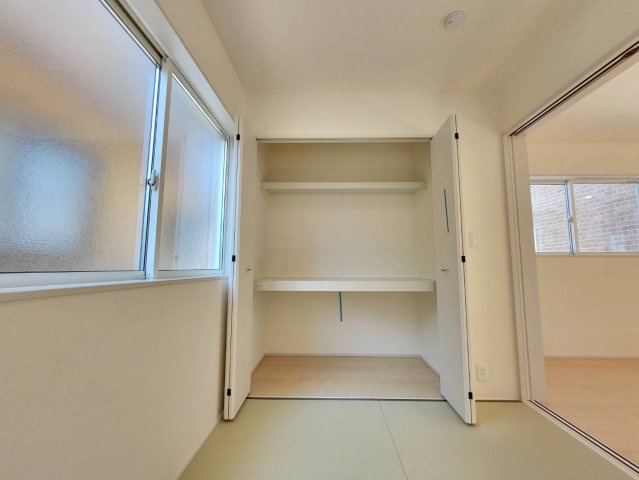 第5の和室|〇１号棟　和室　3.75帖〇
和室にも収納スペースがございます。来客用の座布団や季節家電をしまっておくことができます。
2025年8月撮影