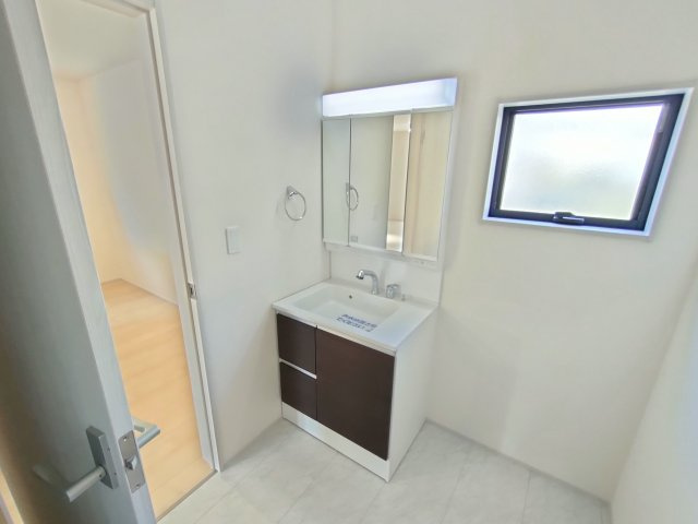 【Livele Garden】　下都賀郡野木町南赤塚　全1邸の独立洗面台|〇洗面化粧台〇
ご家族揃って身支度可能なゆとりの洗面室。三面鏡の洗面化粧台！お出かけ前のチェックにも大活躍！
2025年9月撮影