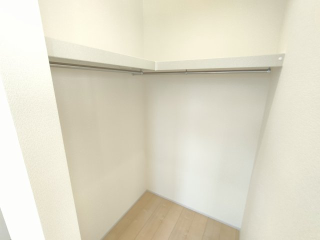 【Livele Garden】　下都賀郡野木町南赤塚　全1邸の収納|〇ウォークインクローゼット〇
パイプや枕棚で空間を立体的に使います。衣類の種類や使用頻度に合わせて整頓できます。
2025年9月撮影