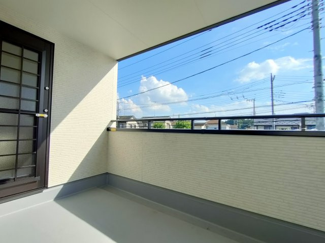 【Livele Garden】　下都賀郡野木町南赤塚　全1邸のバルコニー|〇バルコニー〇
太陽の光が気持ちいバルコニー♪２居室から出入りできるので、お布団を干す際にもとても便利です（＾＾）
2025年9月撮影