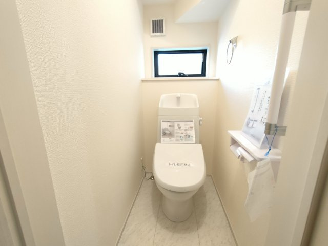 【Livele Garden】　下都賀郡野木町南赤塚　全1邸のトイレ|〇トイレ〇
うれしい手すり＆タオル掛け付き1階トイレ。ご家族様が多いご家庭の方も安心の1.２階トイレ完備！
2025年9月撮影