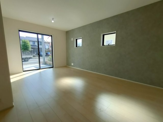 【Livele Garden】　下都賀郡野木町南赤塚　全1邸の居間・リビング|〇リビング〇
アクセントクロスがシックで落ち着いた雰囲気を演出します。
2025年9月撮影