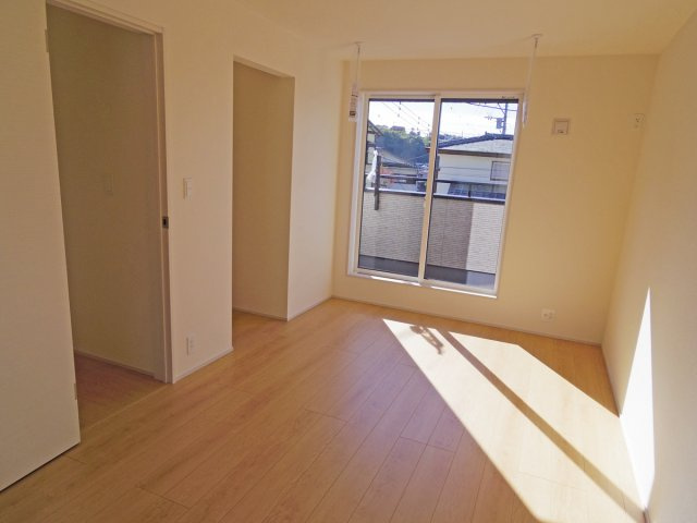 【洋室】 | 三島市谷田 新築建売分譲住宅 土地＋建物 TW05786 | 三島市谷田2号棟　洋室8.25帖 ※令和7年11月21日撮影写真