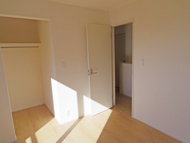 【洋室】 | 三島市谷田 新築建売分譲住宅 土地＋建物 TW05786 | 三島市谷田2号棟　洋室5.25帖 ※令和7年11月21日撮影写真