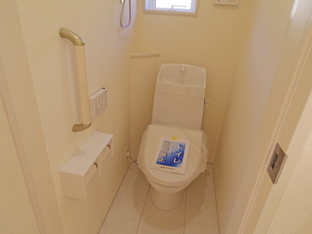 【トイレ】 | 三島市谷田 新築建売分譲住宅 土地＋建物 TW05786 | 三島市谷田2号棟　2Fトイレ ※令和7年11月21日撮影写真