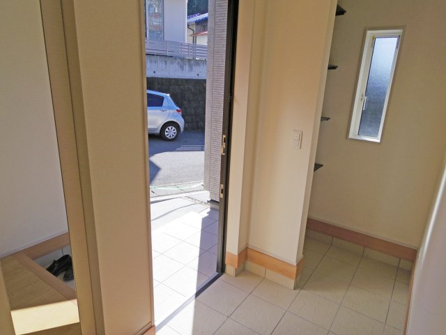 【玄関】 | 三島市谷田 新築建売分譲住宅 土地＋建物 TW05786 | 三島市谷田2号棟　玄関 ※令和7年11月21日撮影写真