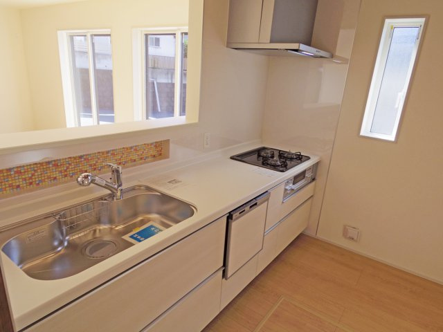 【キッチン】 | 三島市谷田 新築建売分譲住宅 土地＋建物 TW05786 | 三島市谷田2号棟　キッチン ※令和7年11月21日撮影写真