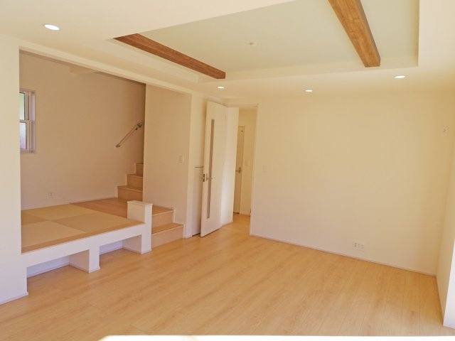 【居間・リビング】 | 三島市谷田 新築建売分譲住宅 土地＋建物 TW05786 | 三島市谷田2号棟　リビング ※令和7年11月21日撮影写真