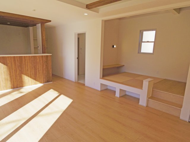 【居間・リビング】 | 三島市谷田 新築建売分譲住宅 土地＋建物 TW05786 | 三島市谷田2号棟　リビング ※令和7年11月21日撮影写真