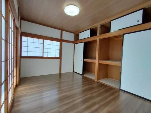 下都賀郡野木町大字丸林リフォーム物件　のその他|〇2階洋室　6帖〇
バルコニーに面した洋室は日当たり良好です。たっぷりの収納スペースで住空間もスッキリ広々！
2025年4月撮影