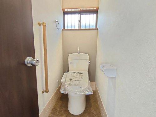 下都賀郡野木町大字丸林リフォーム物件　のトイレ|〇トイレ〇
うれしい手すり＆タオル掛け付き1階トイレ♪新品交換済み、温水洗浄便座です。
2025年4月撮影