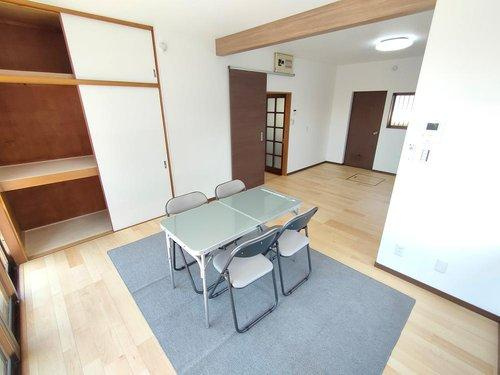 下都賀郡野木町大字丸林リフォーム物件　の居間・リビング|〇リビング〇
落ち着きのある木目調のリビング。南面に窓がございますので太陽の光を反射し、室内を明るく保つことができます。
2025年4月撮影